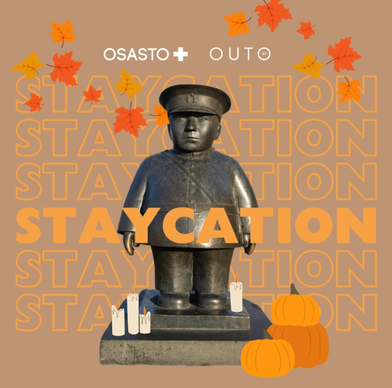 Tapahtumamainos Staycation -tapahtumalle. Oranssi tausta, jossa toripoliisi ja ympärillä oransseja lehtiä, kurpitsoja ja kynttilöitä.